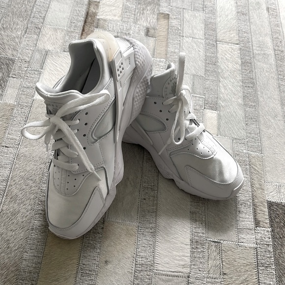 Nike White Huarache - Picture 1 of 7